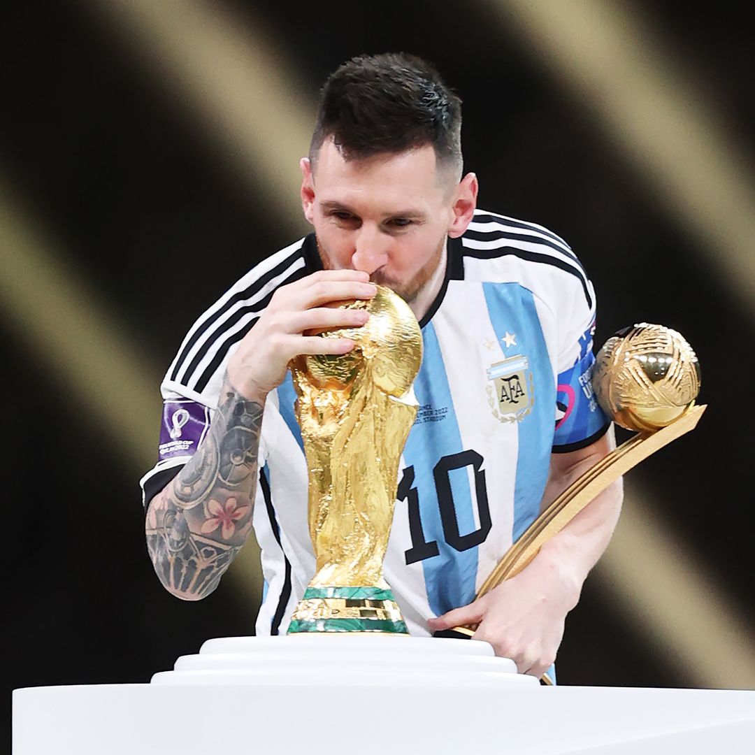 Lionel Messi con el trofeo de la Copa del Mundo en 2022